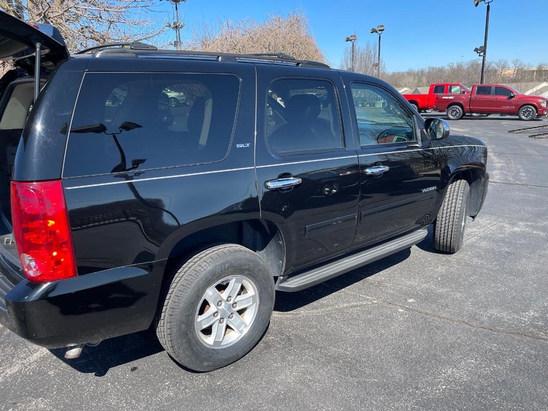 GMC Yukon Vehicle Full-screen Gallery Image 4