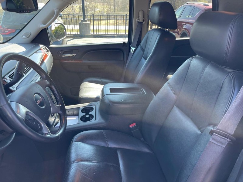 GMC Yukon Vehicle Full-screen Gallery Image 5