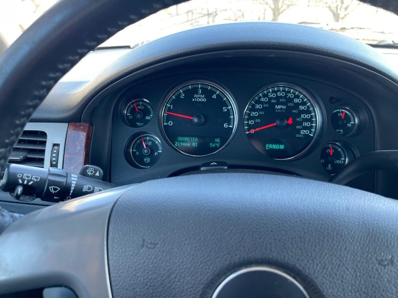 GMC Yukon Vehicle Full-screen Gallery Image 6