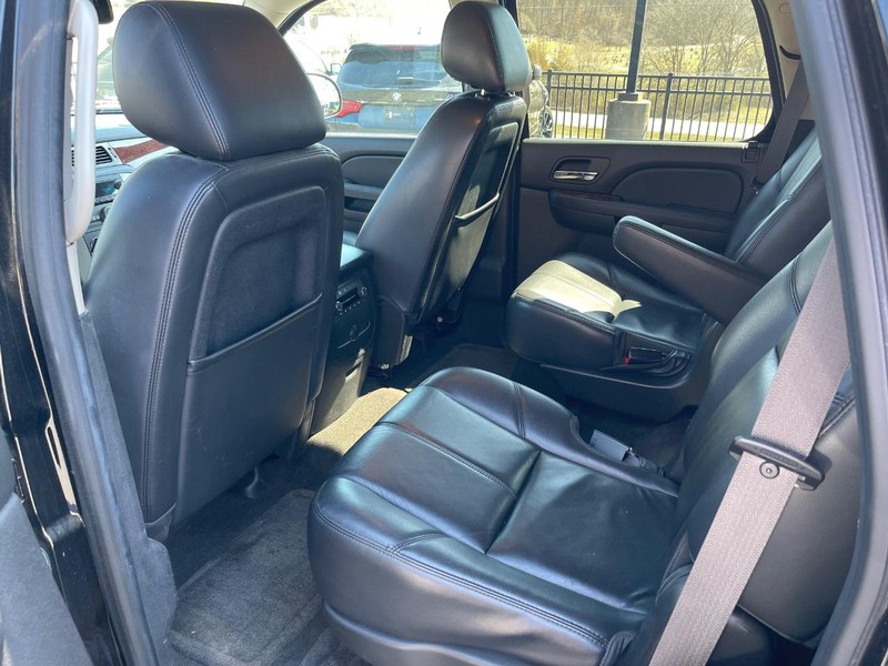 GMC Yukon Vehicle Full-screen Gallery Image 8