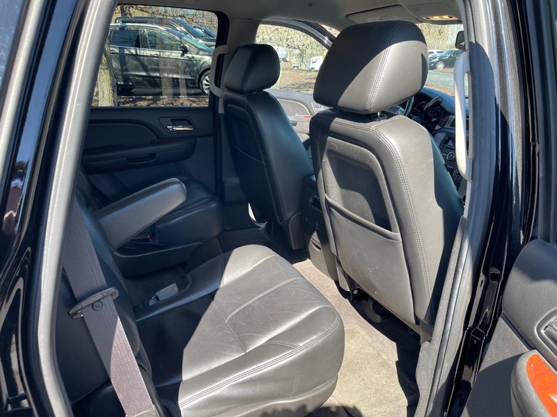 GMC Yukon Vehicle Full-screen Gallery Image 9
