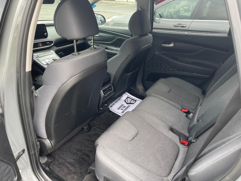 Hyundai Santa Fe Vehicle Full-screen Gallery Image 12