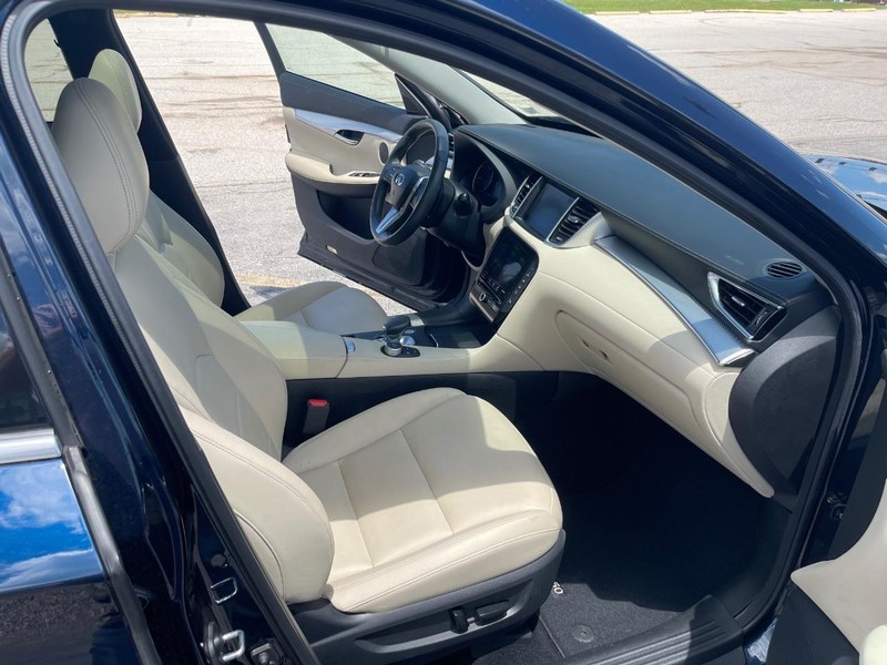 INFINITI QX50 Vehicle Full-screen Gallery Image 12