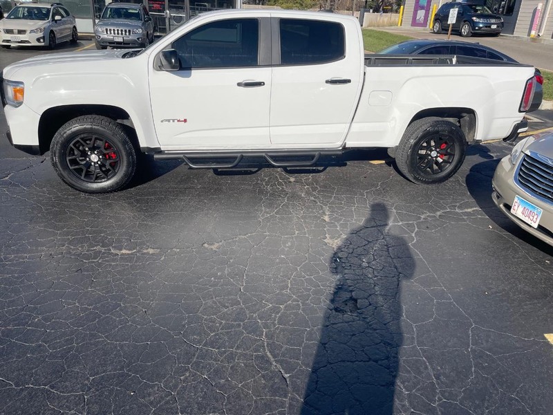 GMC Canyon Vehicle Full-screen Gallery Image 3