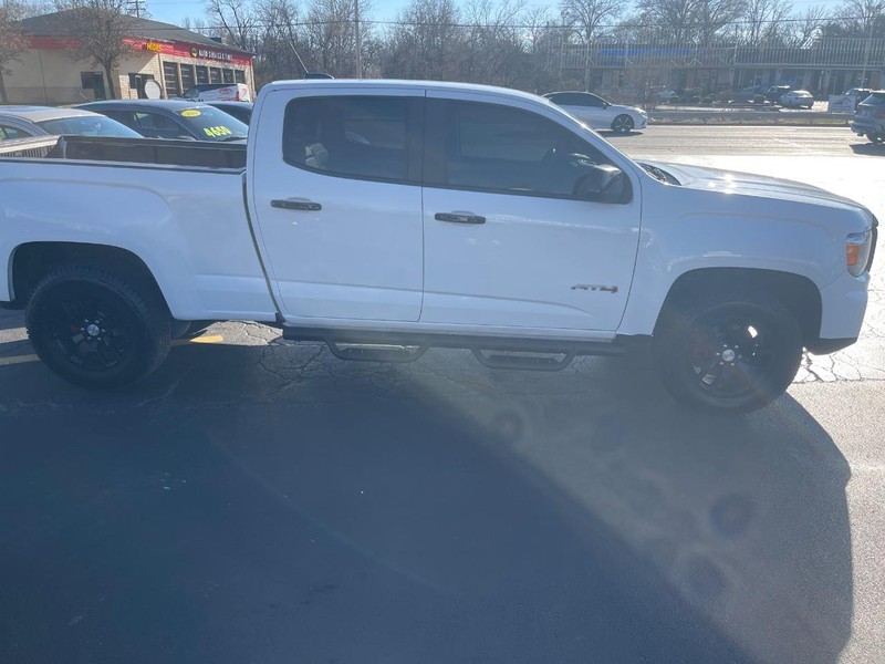 GMC Canyon Vehicle Full-screen Gallery Image 4