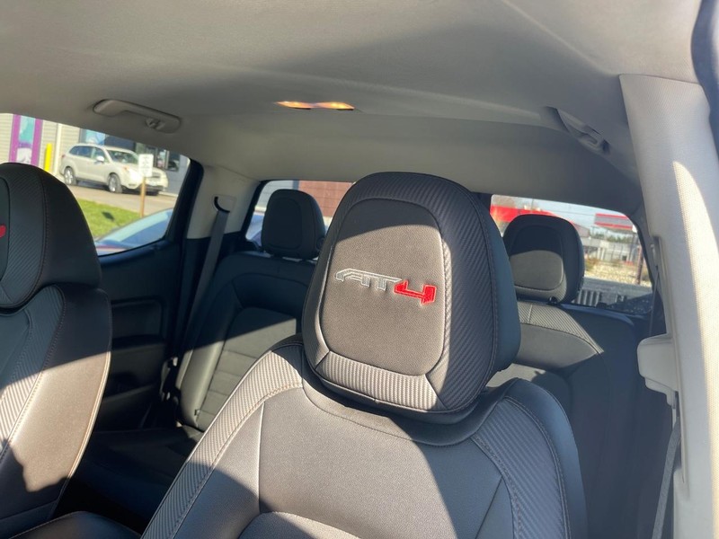 GMC Canyon Vehicle Full-screen Gallery Image 10