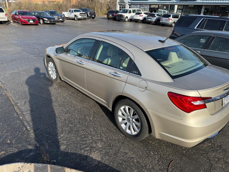 Chrysler 200 Vehicle Full-screen Gallery Image 3