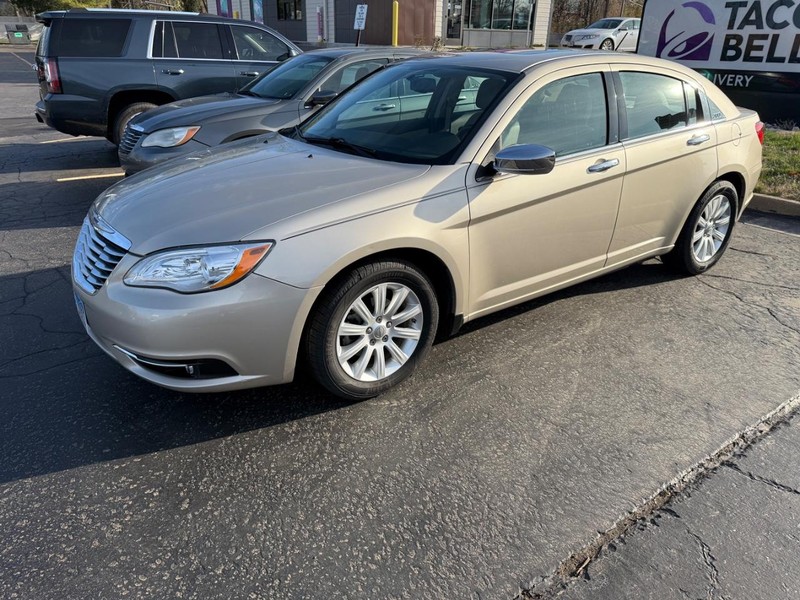 Chrysler 200 Vehicle Full-screen Gallery Image 4