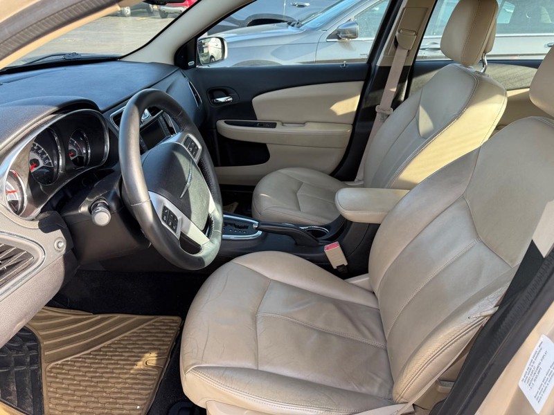 Chrysler 200 Vehicle Full-screen Gallery Image 5