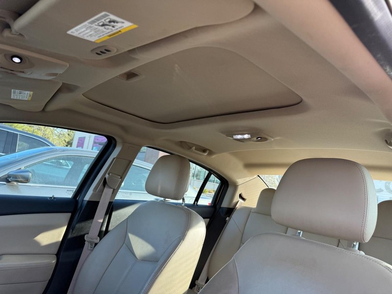 Chrysler 200 Vehicle Full-screen Gallery Image 6