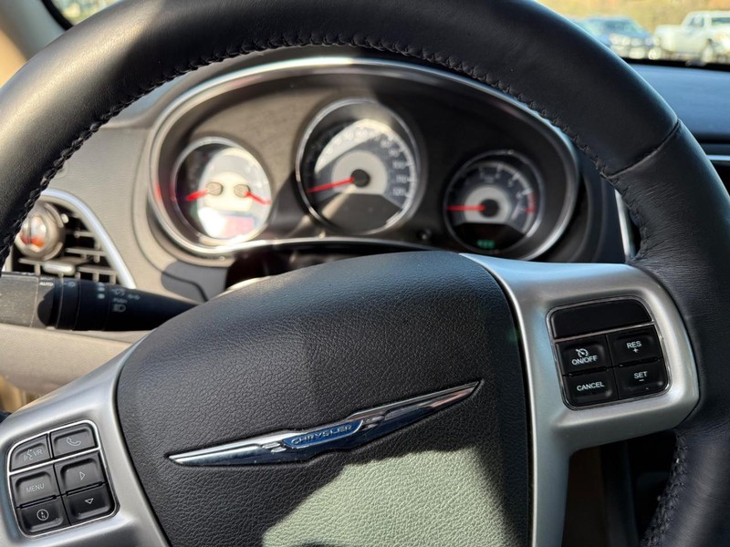 Chrysler 200 Vehicle Full-screen Gallery Image 7
