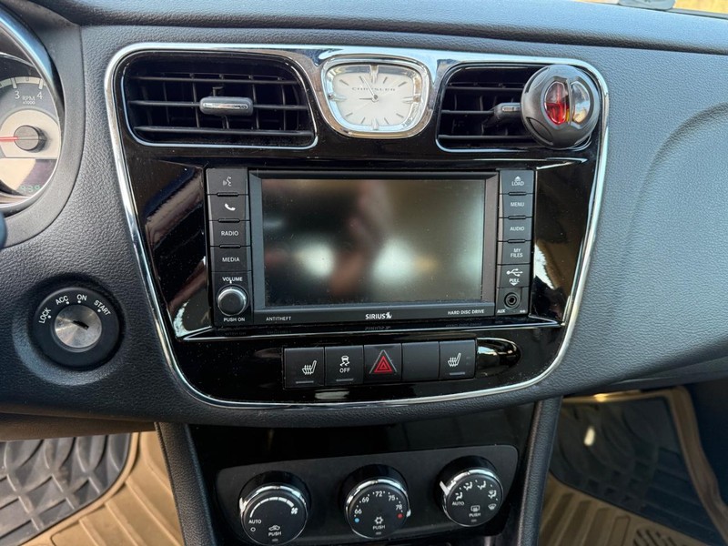Chrysler 200 Vehicle Full-screen Gallery Image 8
