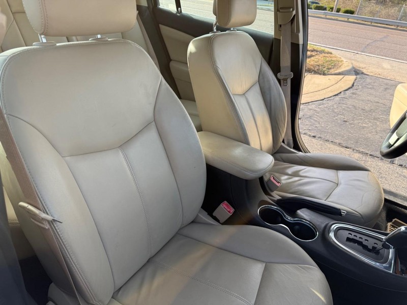 Chrysler 200 Vehicle Full-screen Gallery Image 9