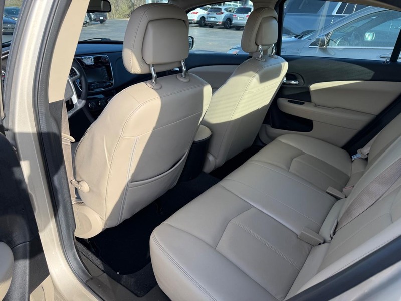 Chrysler 200 Vehicle Full-screen Gallery Image 10