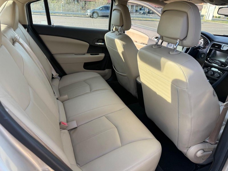Chrysler 200 Vehicle Full-screen Gallery Image 11