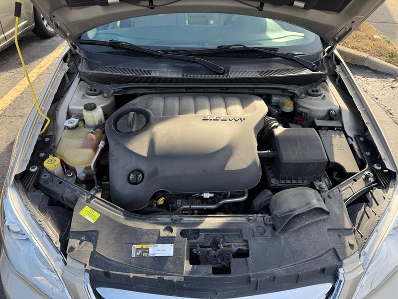 Chrysler 200 Vehicle Full-screen Gallery Image 12