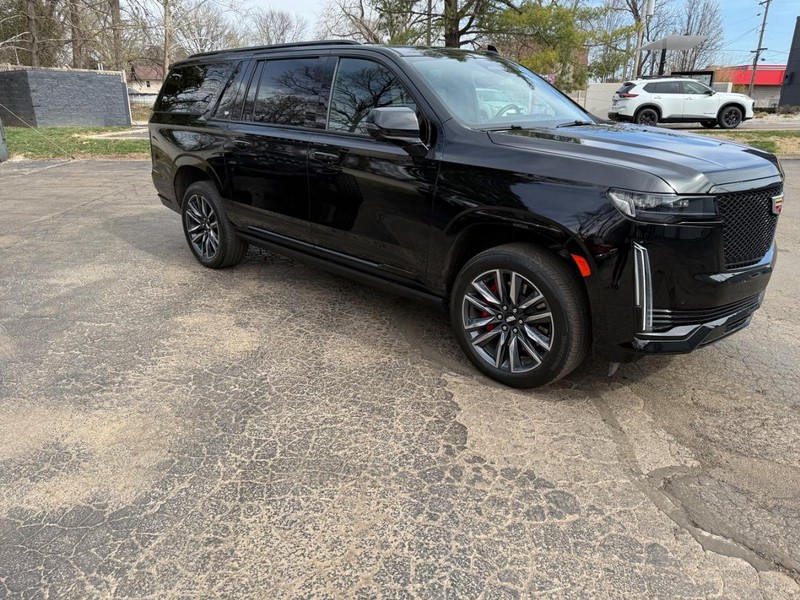 Cadillac Escalade ESV Vehicle Full-screen Gallery Image 2