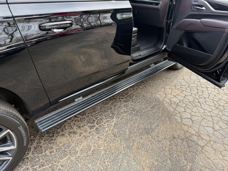 Cadillac Escalade ESV Vehicle Full-screen Gallery Image 5