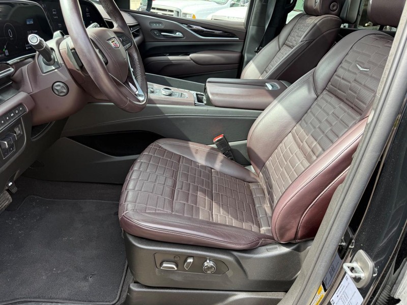Cadillac Escalade ESV Vehicle Full-screen Gallery Image 6