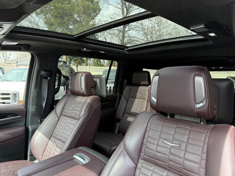 Cadillac Escalade ESV Vehicle Full-screen Gallery Image 7