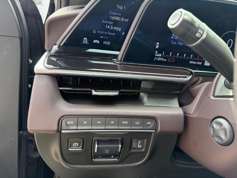 Cadillac Escalade ESV Vehicle Full-screen Gallery Image 8