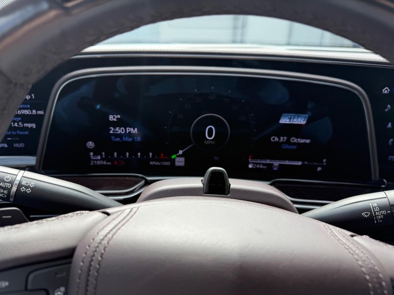 Cadillac Escalade ESV Vehicle Full-screen Gallery Image 9