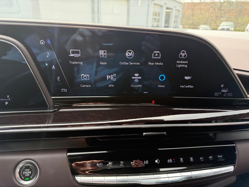 Cadillac Escalade ESV Vehicle Full-screen Gallery Image 10