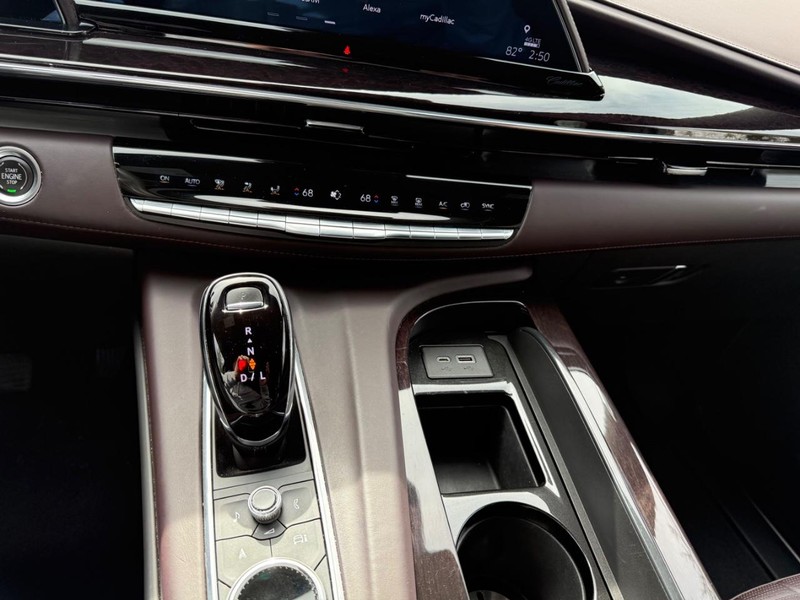 Cadillac Escalade ESV Vehicle Full-screen Gallery Image 11