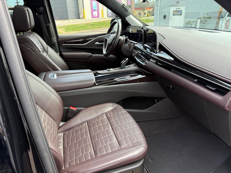 Cadillac Escalade ESV Vehicle Full-screen Gallery Image 12
