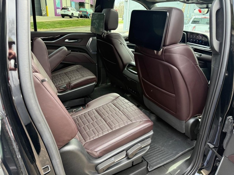 Cadillac Escalade ESV Vehicle Full-screen Gallery Image 13