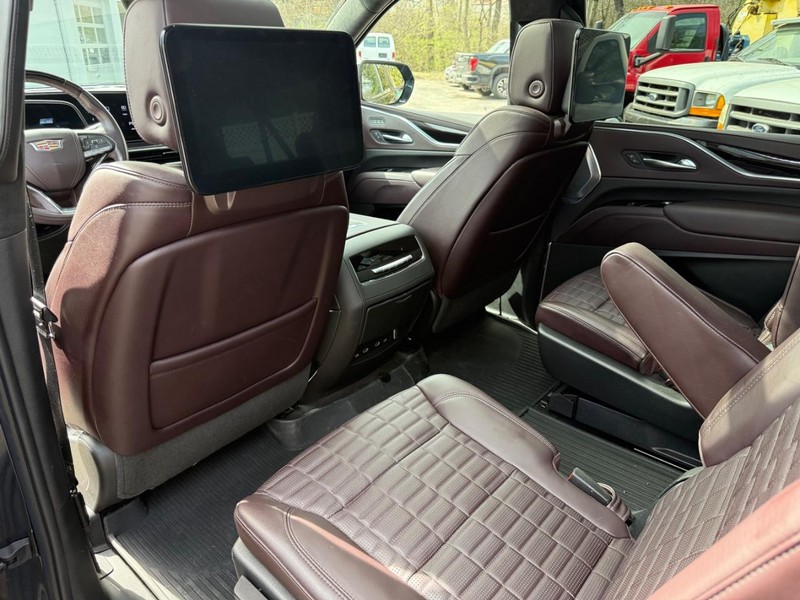 Cadillac Escalade ESV Vehicle Full-screen Gallery Image 14