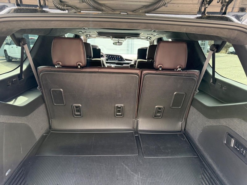 Cadillac Escalade ESV Vehicle Full-screen Gallery Image 15