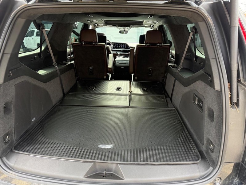 Cadillac Escalade ESV Vehicle Full-screen Gallery Image 16