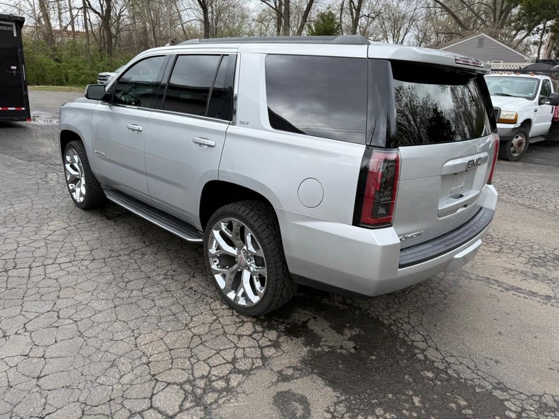 GMC Yukon Vehicle Full-screen Gallery Image 5