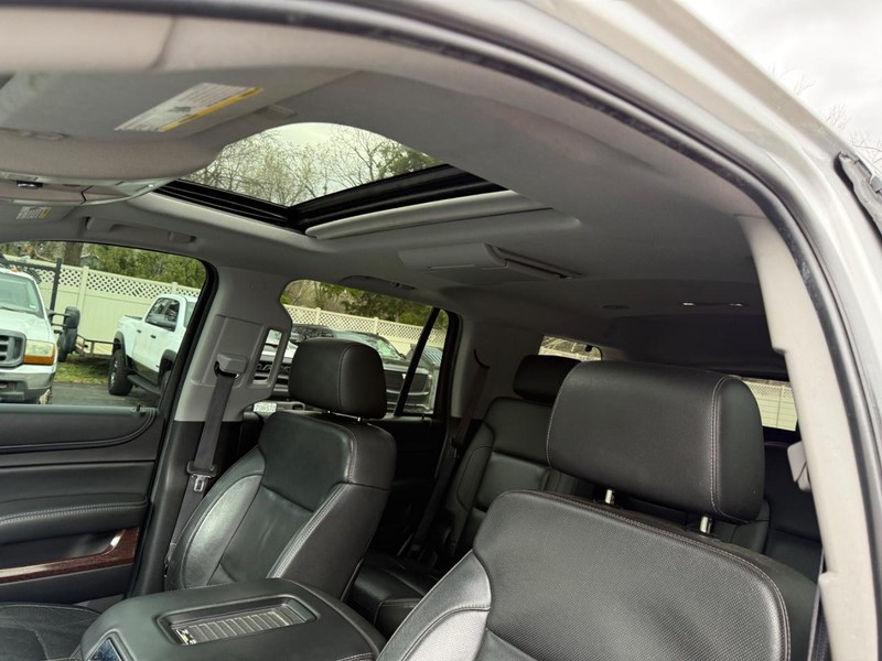 GMC Yukon Vehicle Full-screen Gallery Image 6