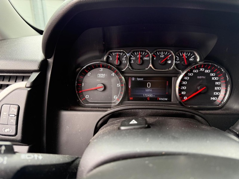 GMC Yukon Vehicle Full-screen Gallery Image 7