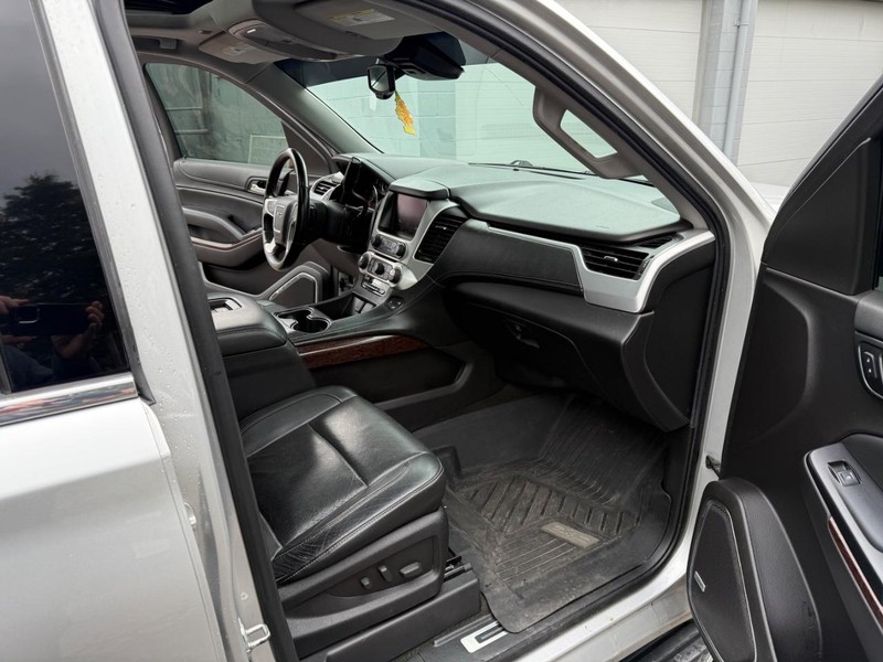 GMC Yukon Vehicle Full-screen Gallery Image 9