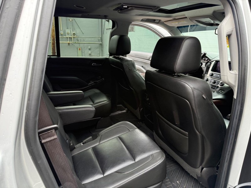GMC Yukon Vehicle Full-screen Gallery Image 11