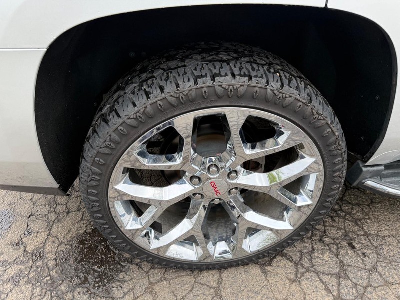 GMC Yukon Vehicle Full-screen Gallery Image 12