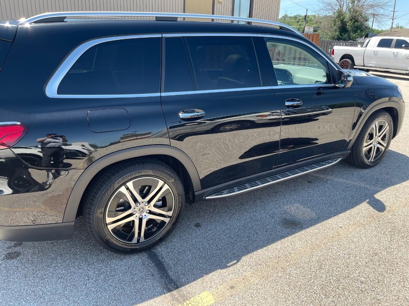 Mercedes-Benz GLS Vehicle Full-screen Gallery Image 3