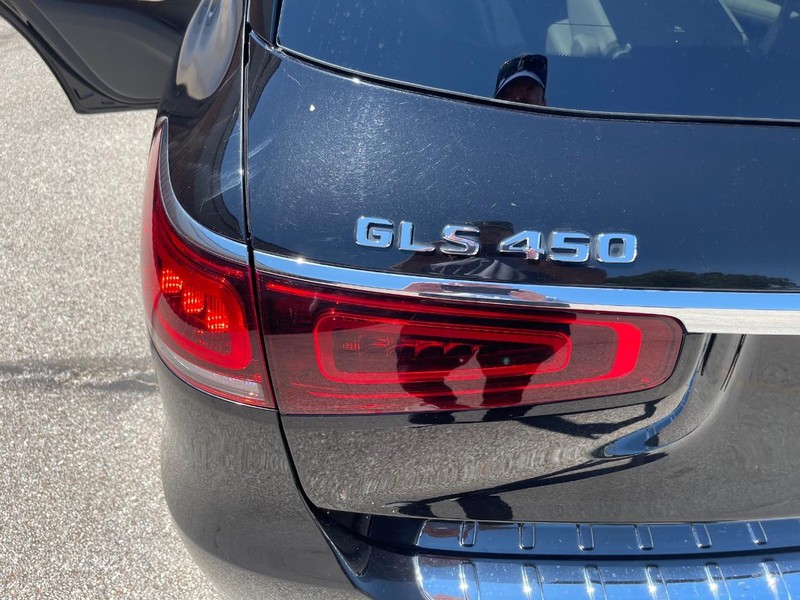 Mercedes-Benz GLS Vehicle Full-screen Gallery Image 4