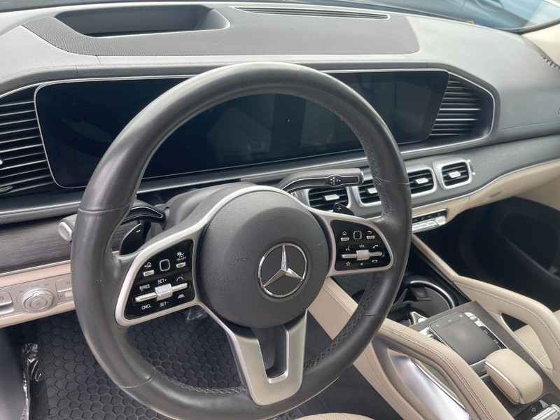 Mercedes-Benz GLS Vehicle Full-screen Gallery Image 6