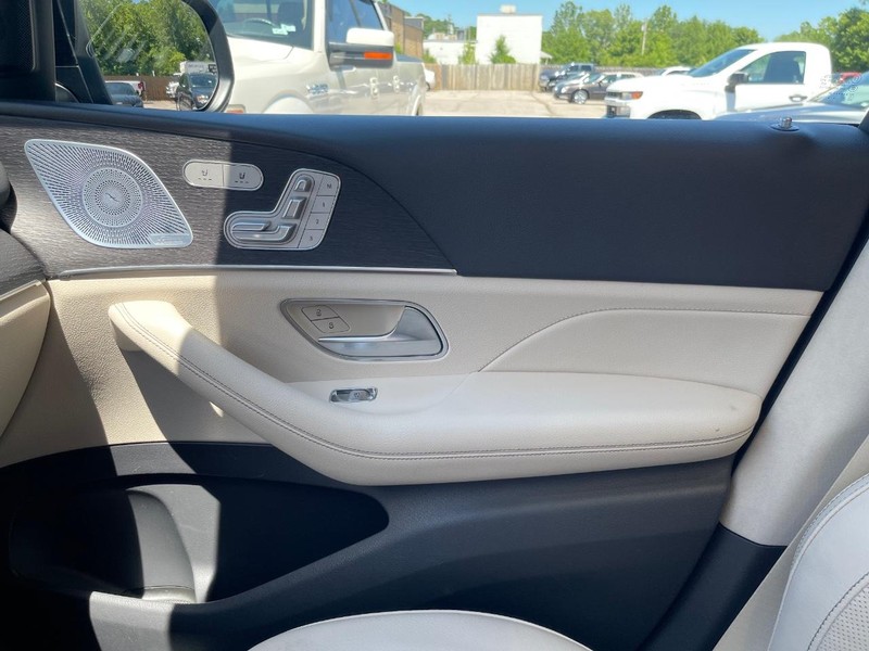 Mercedes-Benz GLS Vehicle Full-screen Gallery Image 8