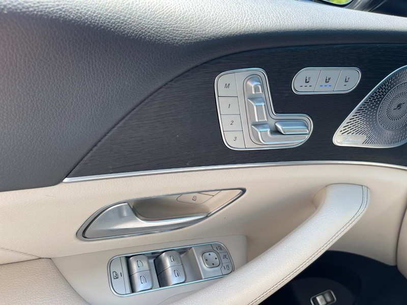 Mercedes-Benz GLS Vehicle Full-screen Gallery Image 9