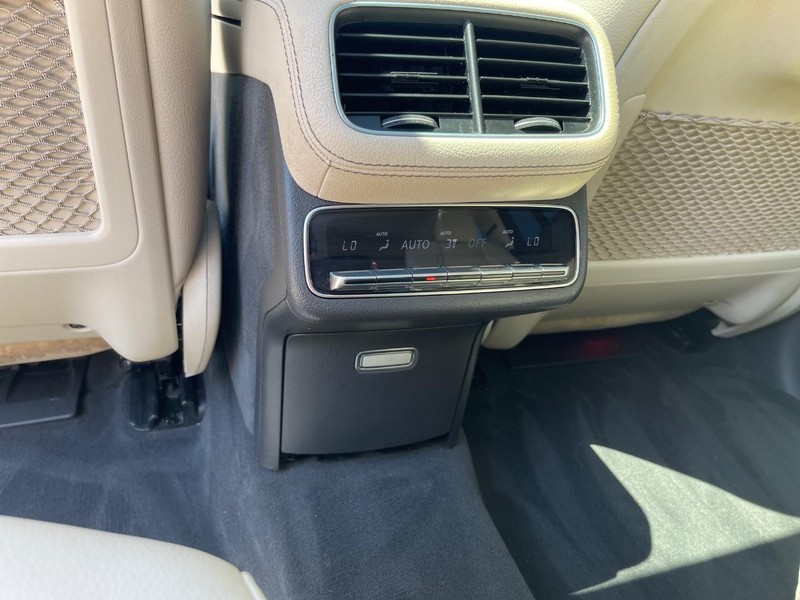 Mercedes-Benz GLS Vehicle Full-screen Gallery Image 13
