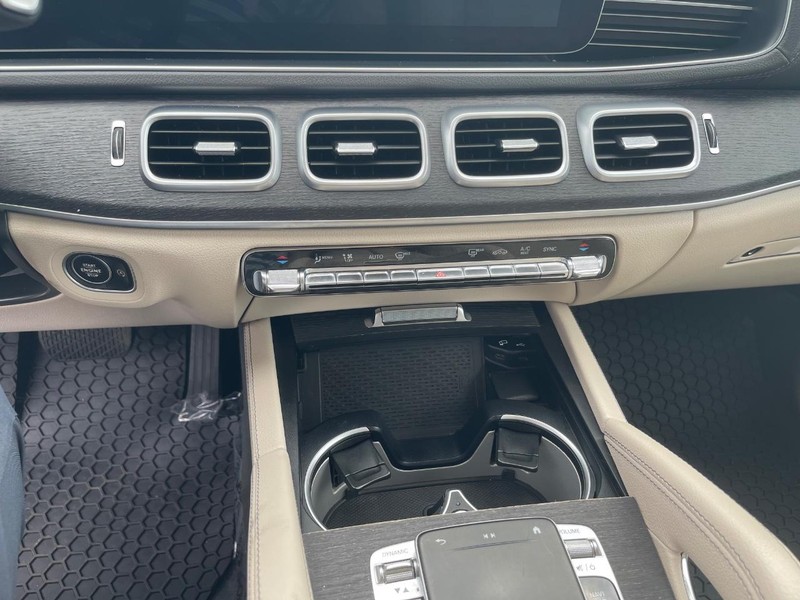 Mercedes-Benz GLS Vehicle Full-screen Gallery Image 18