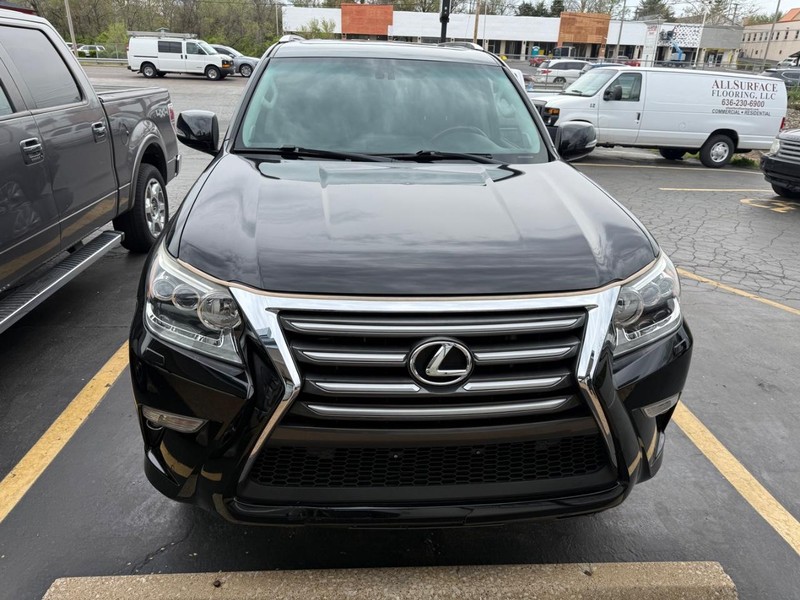 Lexus GX Vehicle Full-screen Gallery Image 2