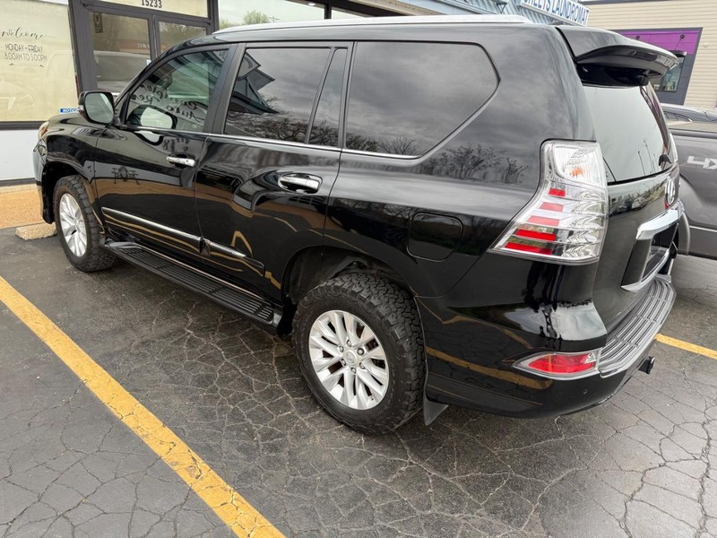 Lexus GX Vehicle Full-screen Gallery Image 3
