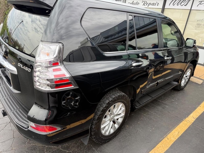 Lexus GX Vehicle Full-screen Gallery Image 4