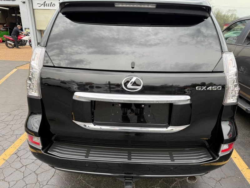 Lexus GX Vehicle Full-screen Gallery Image 5